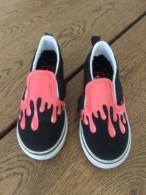 Vans Kids Black Slip-On Sneakers with Pink Drip Design